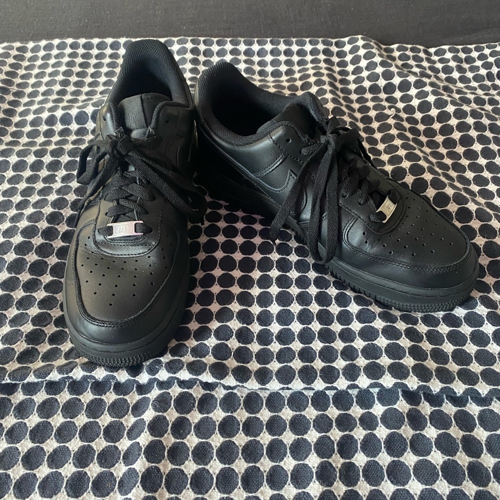All black Nike Airforce 1s sz 9